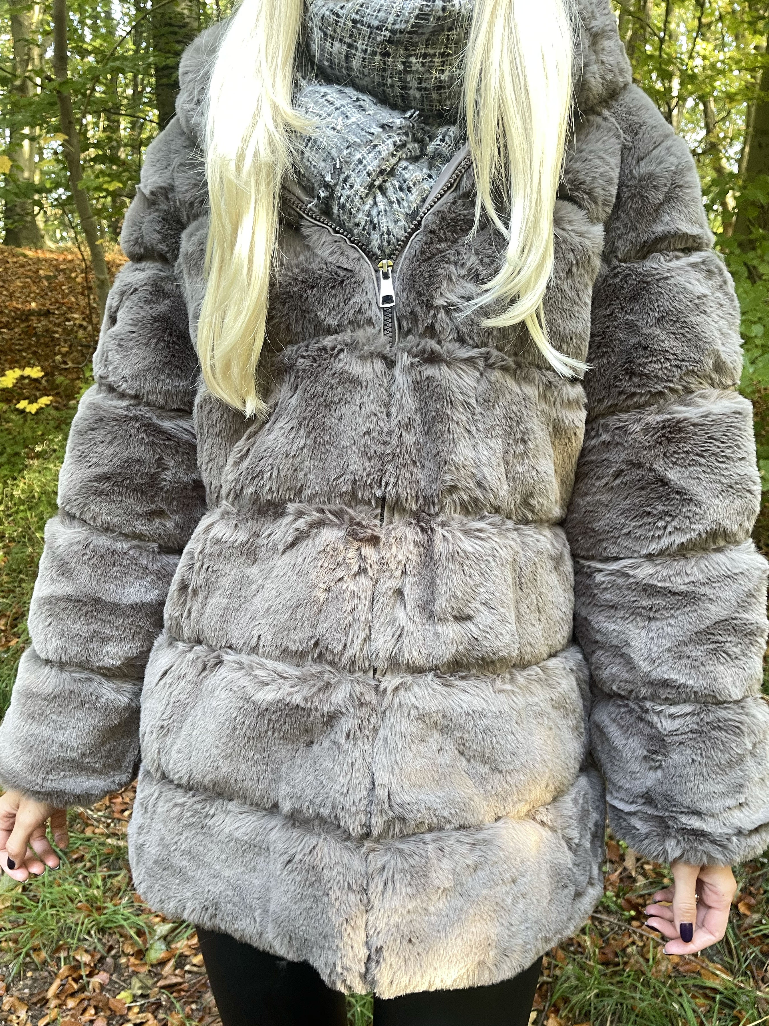 Haley Short - Snygg pälsjacka med luva i falsk päls